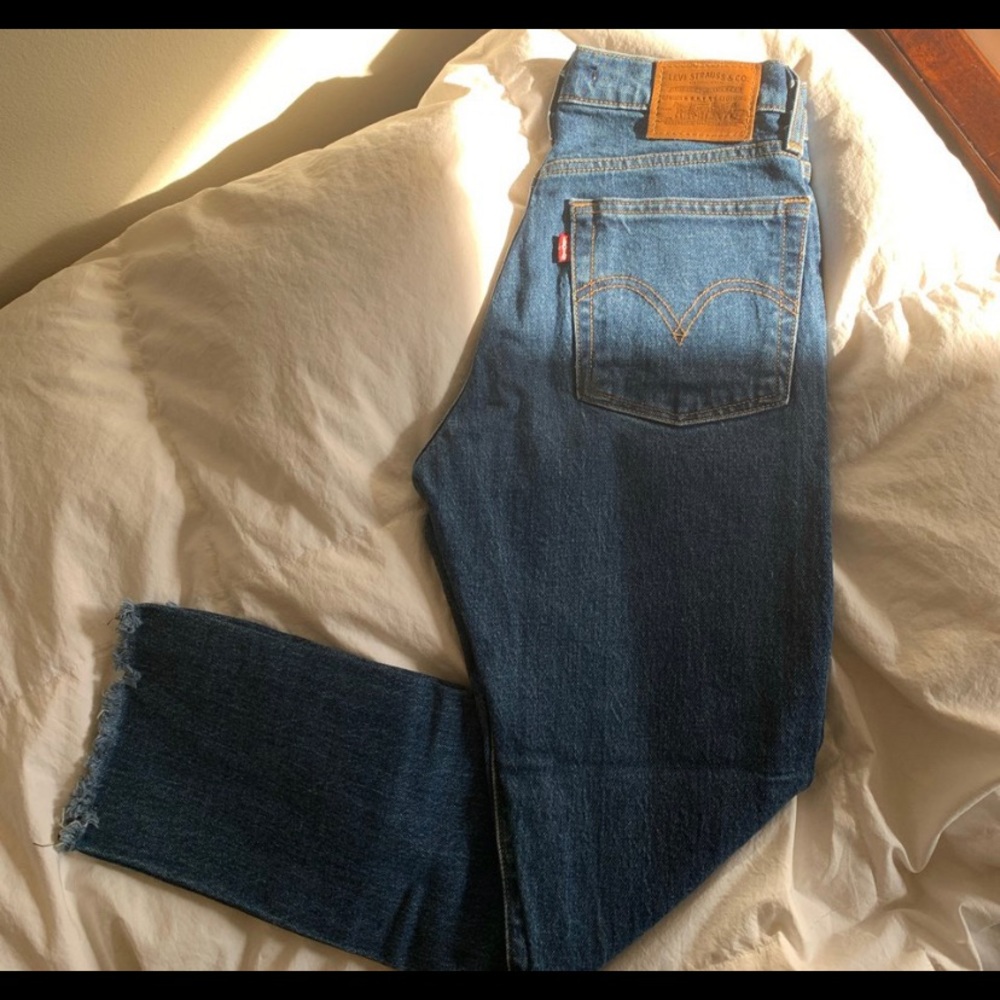 LEVIS STRAIGHT LEG JEANS